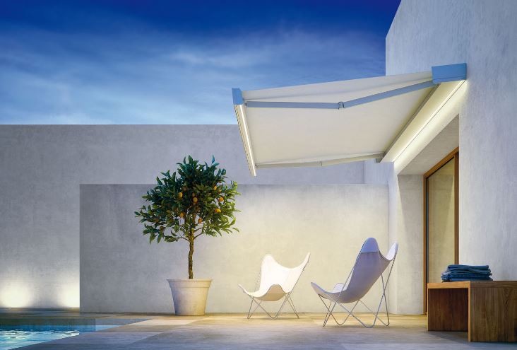 TENDE DA SOLE CON CASSONETTO VOLANT FRONTALE A SCOMPARASA E LUCI A LED T-HIDE PRATIC